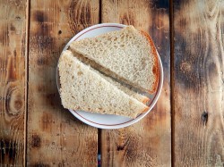 Хлеб в яйце на сковороде - шаг 1