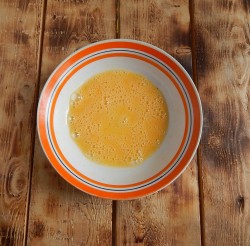 Хлеб в яйце на сковороде - шаг 2