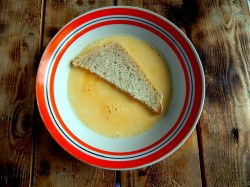 Хлеб в яйце на сковороде - шаг 3