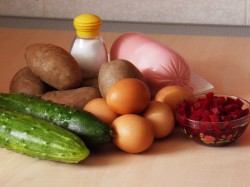 Холодный борщ из маринованной свеклы с колбасой - шаг 1