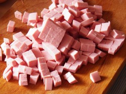 Холодный борщ из маринованной свеклы с колбасой - шаг 2