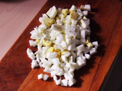 Холодный борщ из маринованной свеклы с колбасой - шаг 4