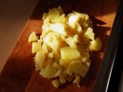 Холодный борщ из маринованной свеклы с колбасой - шаг 5