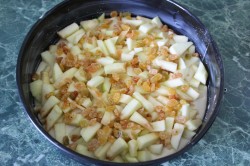 Яблочный пирог со сметаной в духовке с изюмом - шаг 10 Яблочный пирог со сметаной в духовке с изюмом - шаг 10
