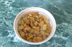 Яблочный пирог со сметаной в духовке с изюмом - шаг 2 Яблочный пирог со сметаной в духовке с изюмом - шаг 2