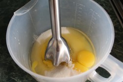 Яблочный пирог со сметаной в духовке с изюмом - шаг 3 Яблочный пирог со сметаной в духовке с изюмом - шаг 3