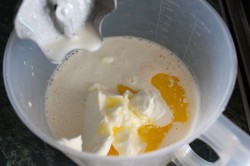 Яблочный пирог со сметаной в духовке с изюмом - шаг 4 Яблочный пирог со сметаной в духовке с изюмом - шаг 4