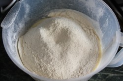 Яблочный пирог со сметаной в духовке с изюмом - шаг 5 Яблочный пирог со сметаной в духовке с изюмом - шаг 5