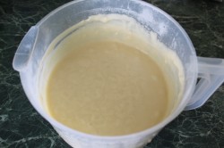 Яблочный пирог со сметаной в духовке с изюмом - шаг 6 Яблочный пирог со сметаной в духовке с изюмом - шаг 6