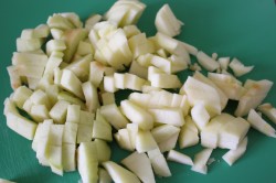 Яблочный пирог со сметаной в духовке с изюмом - шаг 7 Яблочный пирог со сметаной в духовке с изюмом - шаг 7