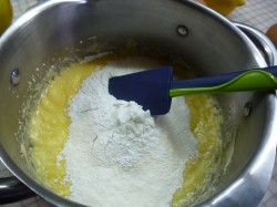 Быстрый яблочный пирог с творожной заливкой - шаг 3 Быстрый яблочный пирог с творожной заливкой - шаг 3