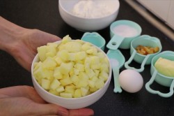 Яблочный пирог Шарлотт с изюмом - шаг 2 Яблочный пирог Шарлотт с изюмом - шаг 2