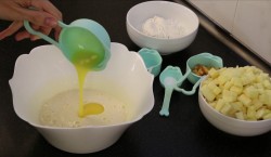 Яблочный пирог Шарлотт с изюмом - шаг 3 Яблочный пирог Шарлотт с изюмом - шаг 3