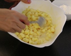 Яблочный пирог Шарлотт с изюмом - шаг 4 Яблочный пирог Шарлотт с изюмом - шаг 4