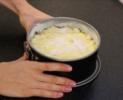 Яблочный пирог Шарлотт с изюмом - шаг 7 Яблочный пирог Шарлотт с изюмом - шаг 7