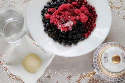 Ягодное желе с желатином из замороженных ягод - шаг 1