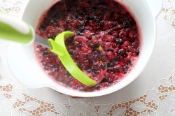 Ягодное желе с желатином из замороженных ягод - шаг 4
