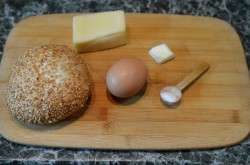 Яйцо в булочке в духовке - шаг 1 Яйцо в булочке в духовке - шаг 1