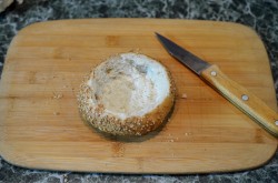 Яйцо в булочке в духовке - шаг 2 Яйцо в булочке в духовке - шаг 2