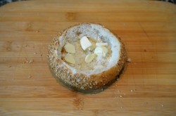 Яйцо в булочке в духовке - шаг 3 Яйцо в булочке в духовке - шаг 3