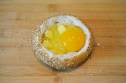 Яйцо в булочке в духовке - шаг 4 Яйцо в булочке в духовке - шаг 4