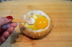 Яйцо в булочке в духовке - шаг 5 Яйцо в булочке в духовке - шаг 5