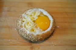 Яйцо в булочке в духовке - шаг 6 Яйцо в булочке в духовке - шаг 6