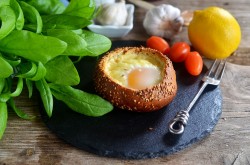 Яйцо в булочке в духовке - шаг 7 Яйцо в булочке в духовке - шаг 7