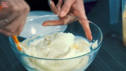 Яркий творожный торт из печенья без выпечки - шаг 12