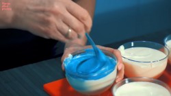 Яркий творожный торт из печенья без выпечки - шаг 18