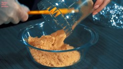 Яркий творожный торт из печенья без выпечки - шаг 5