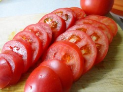 Закуска из помидоров в остром медовом маринаде - шаг 2