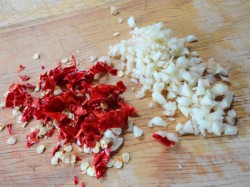 Закуска из помидоров в остром медовом маринаде - шаг 5