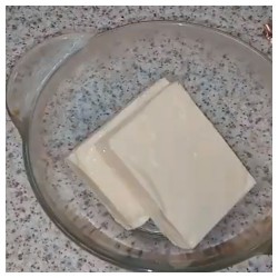 Закусочные бутерброды с помидорами и сыром - шаг 1