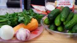 Закусочные огурчики с аппетитной начинкой - шаг 1