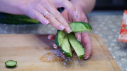 Закусочные огурчики с аппетитной начинкой - шаг 2