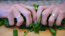 Закусочные огурчики с аппетитной начинкой - шаг 3