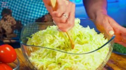 Закусочный торт из кабачков с помидорами и зеленью - шаг 3