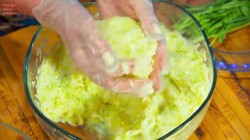 Закусочный торт из кабачков с помидорами и зеленью - шаг 5