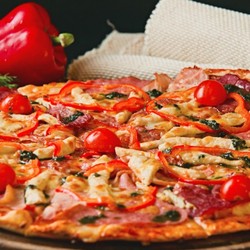 Заливная пицца с твердым сыром, колбасой на кефире в духовке