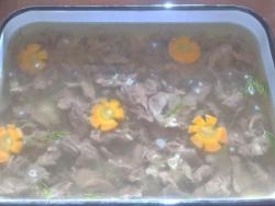 Заливное из говядины с луком, морковью и петрушкой - шаг 2