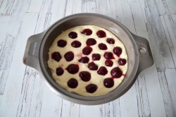 Заливной пирог с вишней и сметаной в духовке - шаг 10 Заливной пирог с вишней и сметаной в духовке - шаг 10