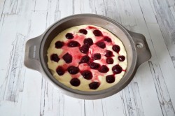 Заливной пирог с вишней и сметаной в духовке - шаг 11 Заливной пирог с вишней и сметаной в духовке - шаг 11