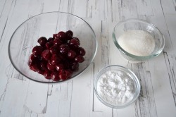 Заливной пирог с вишней и сметаной в духовке - шаг 1 Заливной пирог с вишней и сметаной в духовке - шаг 1