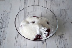 Заливной пирог с вишней и сметаной в духовке - шаг 2 Заливной пирог с вишней и сметаной в духовке - шаг 2