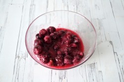 Заливной пирог с вишней и сметаной в духовке - шаг 3 Заливной пирог с вишней и сметаной в духовке - шаг 3