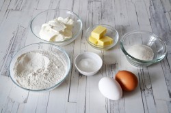 Заливной пирог с вишней и сметаной в духовке - шаг 4 Заливной пирог с вишней и сметаной в духовке - шаг 4