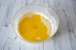 Заливной пирог с вишней и сметаной в духовке - шаг 8 Заливной пирог с вишней и сметаной в духовке - шаг 8