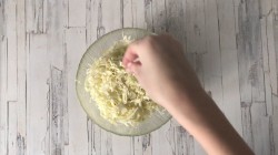 Заливной пирог с капустой на майонезе - шаг 3