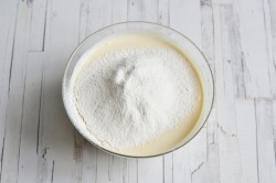 Заливной пирог с рисом и рыбными консервами - шаг 3